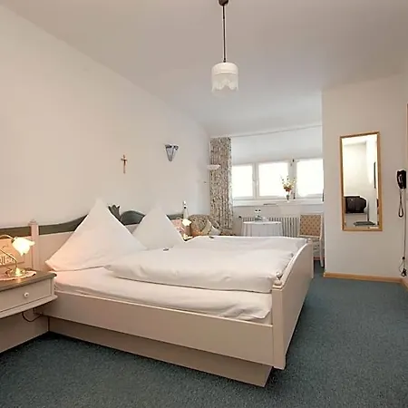 Hirschen Hotel 3*